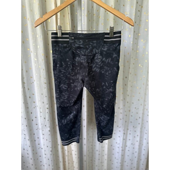 The North Face Animal Print Compression Back Zipper Pocket Capri Leggings S - Picture 3 of 6